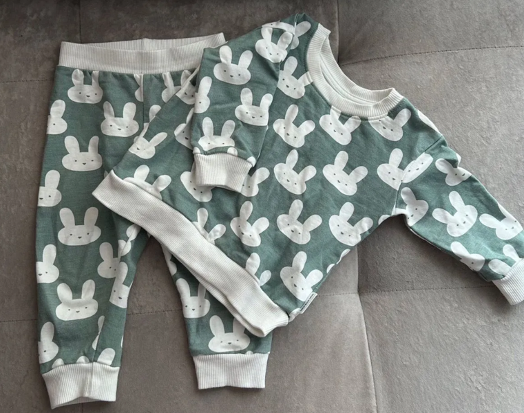 Костюм для девочки на доставке