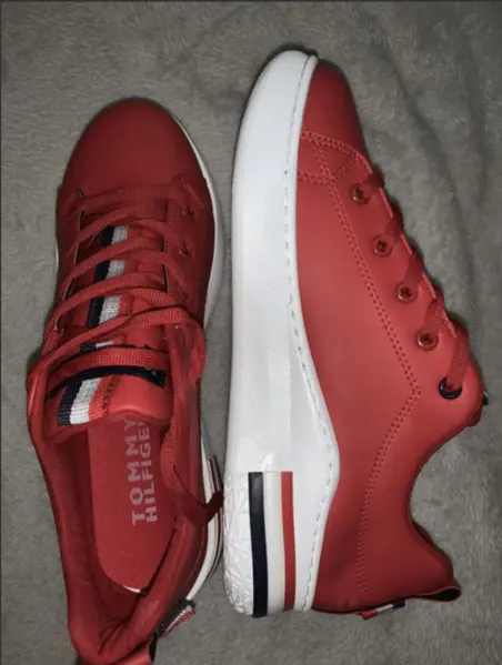 Красные кроссовки 