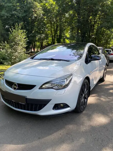 Opel Astra GTC 1.4 Turbo 2012 год