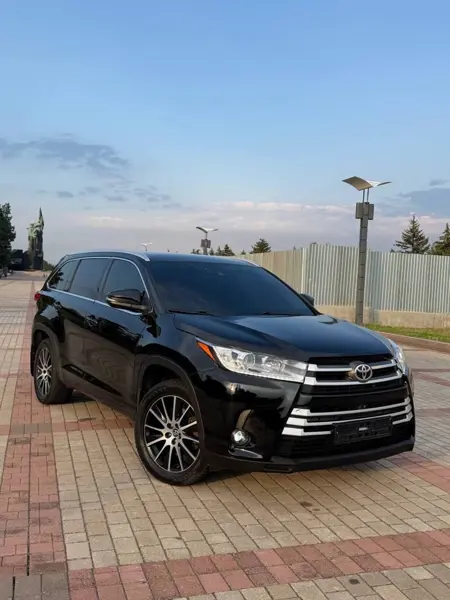 Toyota Highlander 2017 года.