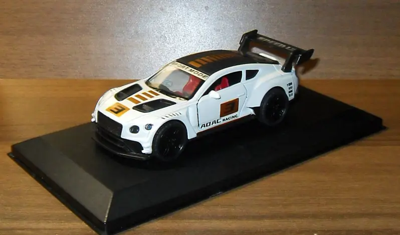 Bentley Continental GT3.    BMW M4 Apcing GT.