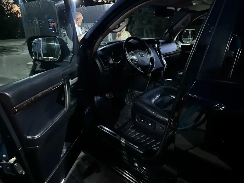 Toyota Land Cruiser 200, 2011