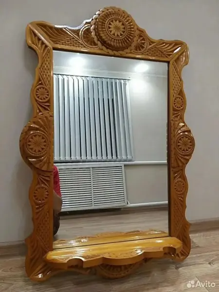 Зеркало в деревянной резной раме