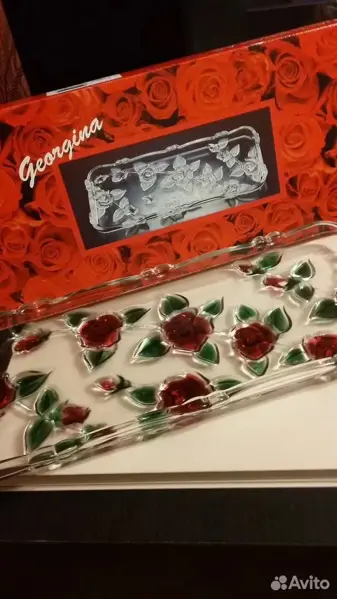 Cтеклянный поднос с цветными аппликация